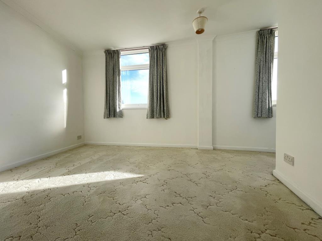Lot: 131 - PENTHOUSE FLAT WITH STUNNING VIEWS OF SEAFRONT AND SURROUNDING COUNTRYSIDE - Main front bedroom with windows